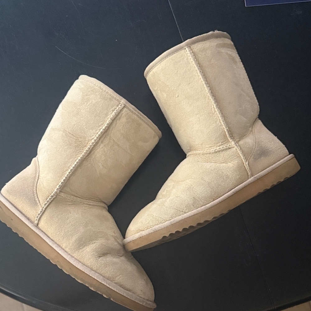 UGG Classic Short in Tan - Good Condition